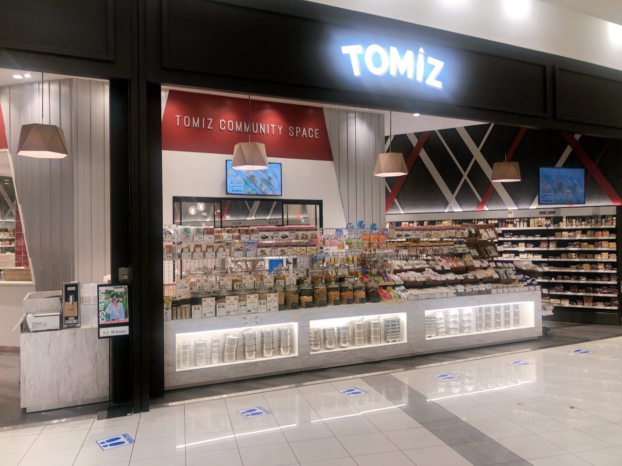富澤商店は2020年から店舗併設のレンタルキッチンスペースを出店。オリジナルの調理器具を使ったり、店舗で購入した原料を持ち込んでの調理を可能にしている。ここで得た運営ノウハウを発展させたかたちで新型店舗の開発を進める。写真は商業施設「イオンレイクタウンkaze」（埼玉県越谷市）内に入る店舗