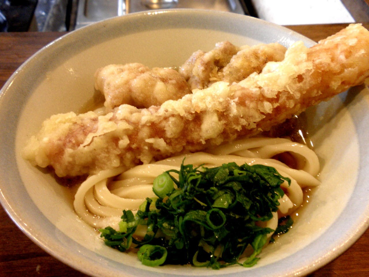 1番人気のメニュー「とり天ちくわ天ぶっかけうどん」（530円）  ②