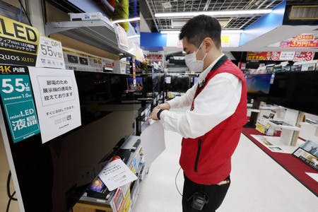 電力需給の逼迫（ひっぱく）を受け、展示するテレビの約半分の電源を待機状態にした家電売り場（東京都新宿区のビックカメラ新宿西口店）