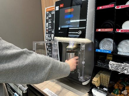 ローソンでリユースカップでカウンターコーヒーを利用する様子