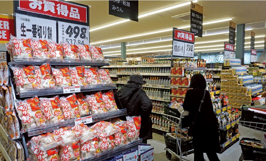 食品スーパーの低価格帯の商品棚のイメージ