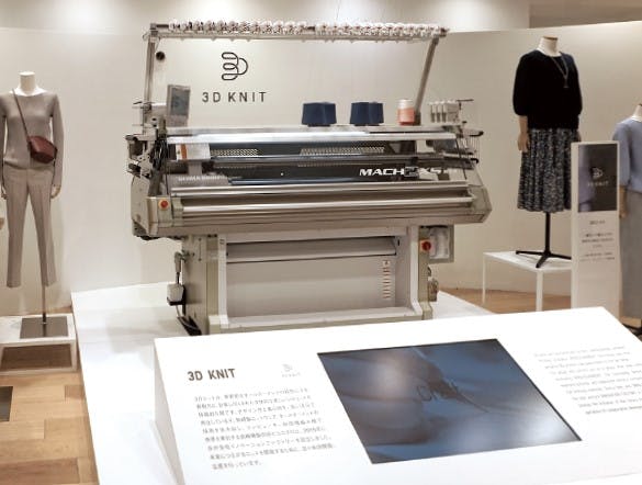 ユニクロ銀座店4階の「ウィメンズ クリーンカジュアル」で展示される、立体的なシルエットを実現する「3D KNIT」の編み機