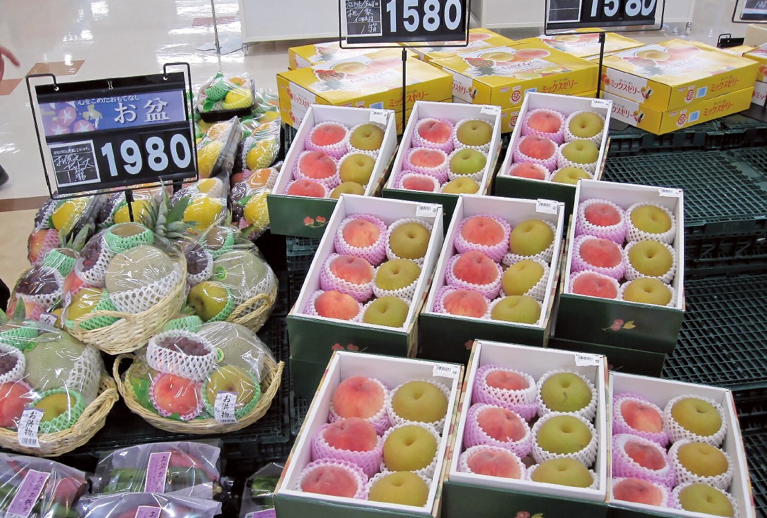 青果売場に並ぶお盆の商品