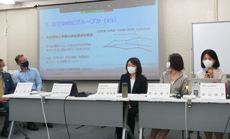 三菱商事など４社に気候変動対策強化を求める株主提案を行い、記者会見する環境ＮＧＯメンバーら