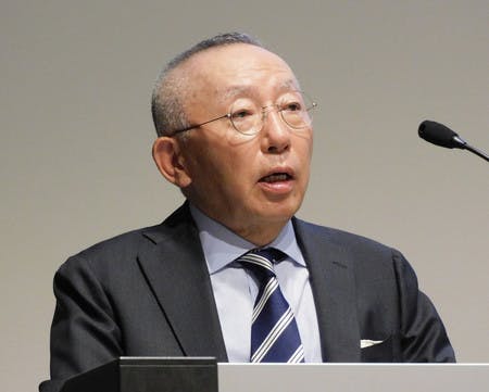 決算記者会見するファーストリテイリングの柳井正会長兼社長