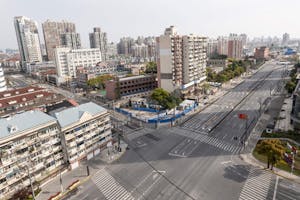新型コロナウイルス対策のロックダウン（都市封鎖）により、閑散とする中国・上海市の街並み