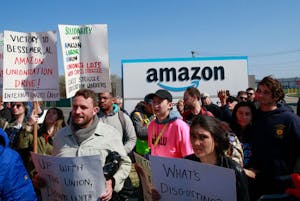 米インターネット通販最大手アマゾン・ドット・コムの建物前で開かれた集会に参加する同社従業員ら