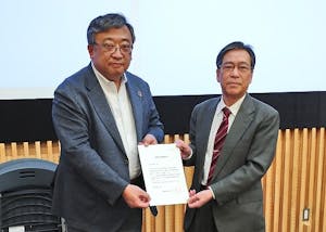 小樽商科大学から特認教授の照合を授与された大見英明理事長（左）