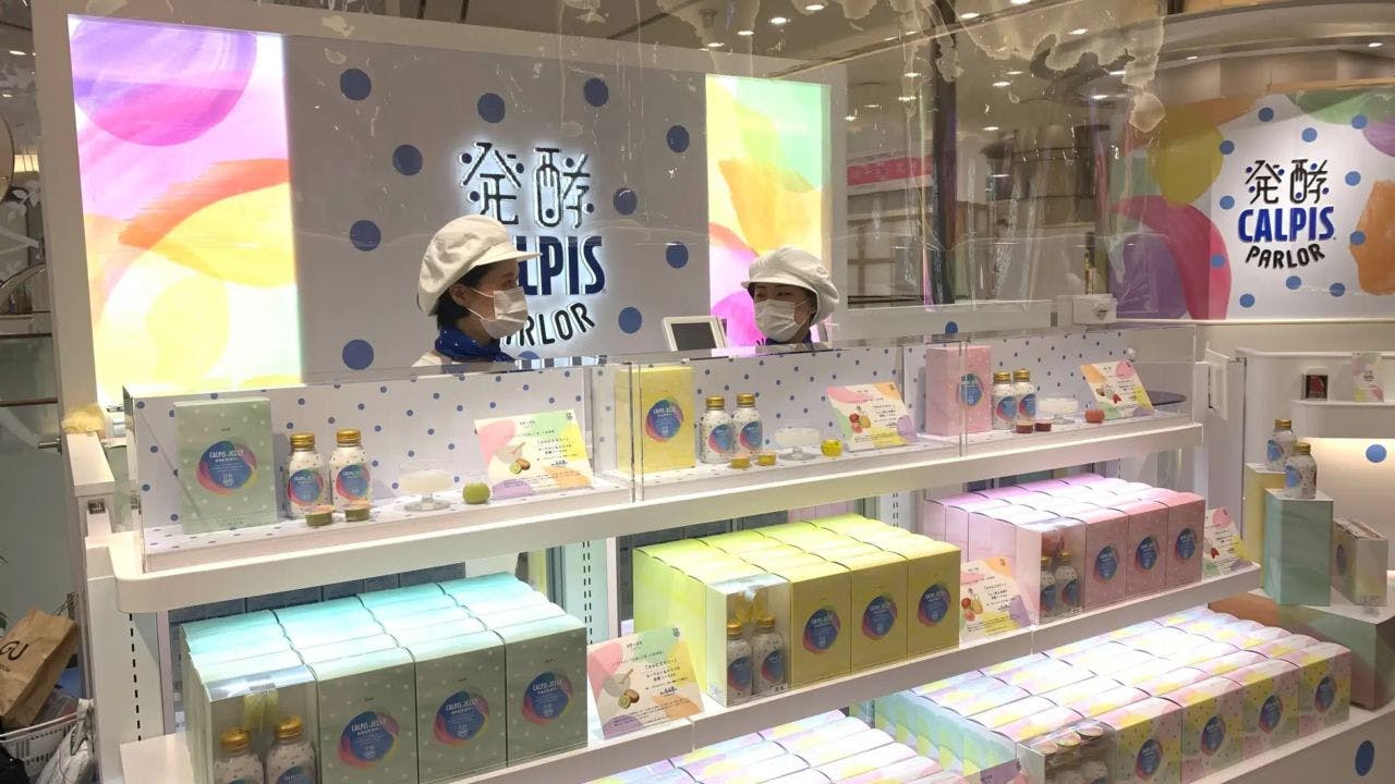 阪急うめだ本店の地下1階の洋菓子売場にオープンした「発酵『カルピス』パーラー」