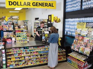 ダラー・ゼネラルで会計をしている様子