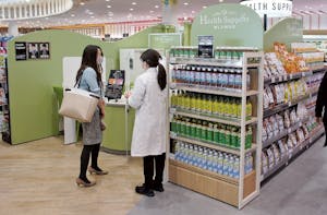 小売店で接客をするスタッフのイメージ