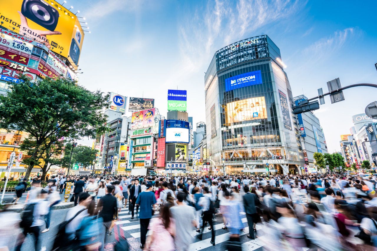 都内の交差点を渡る人々