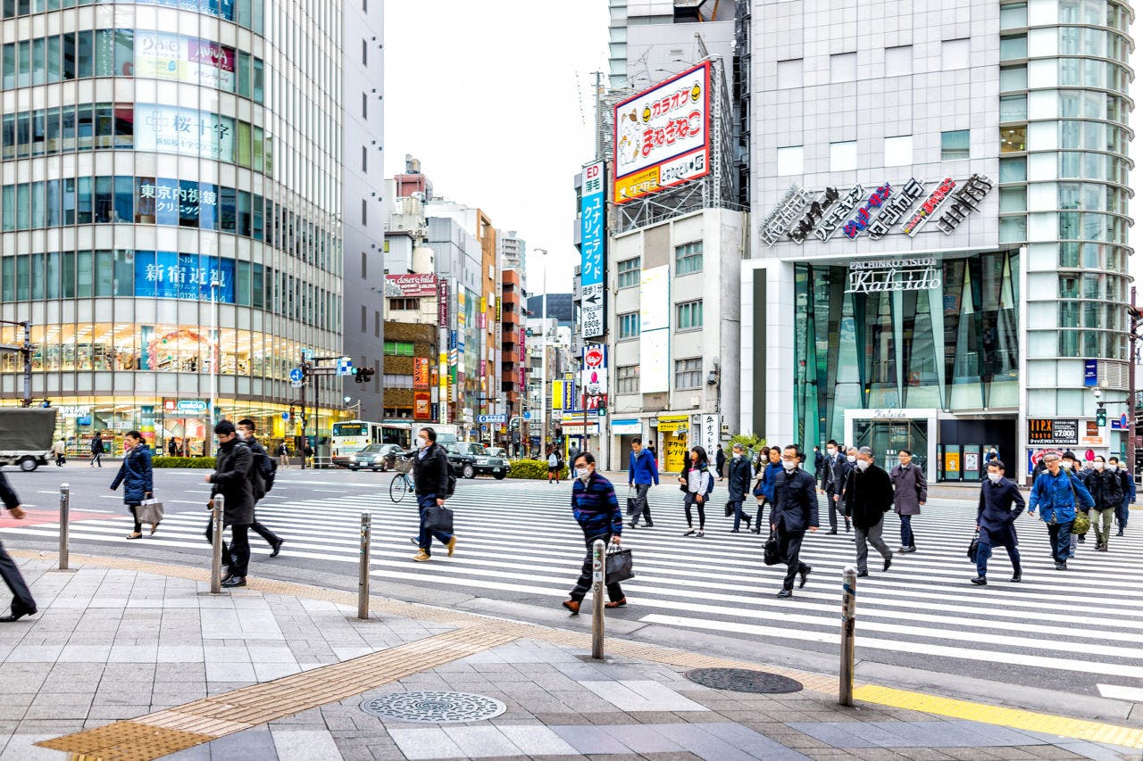 マスクをした人々が都内の横断歩道を渡る様子