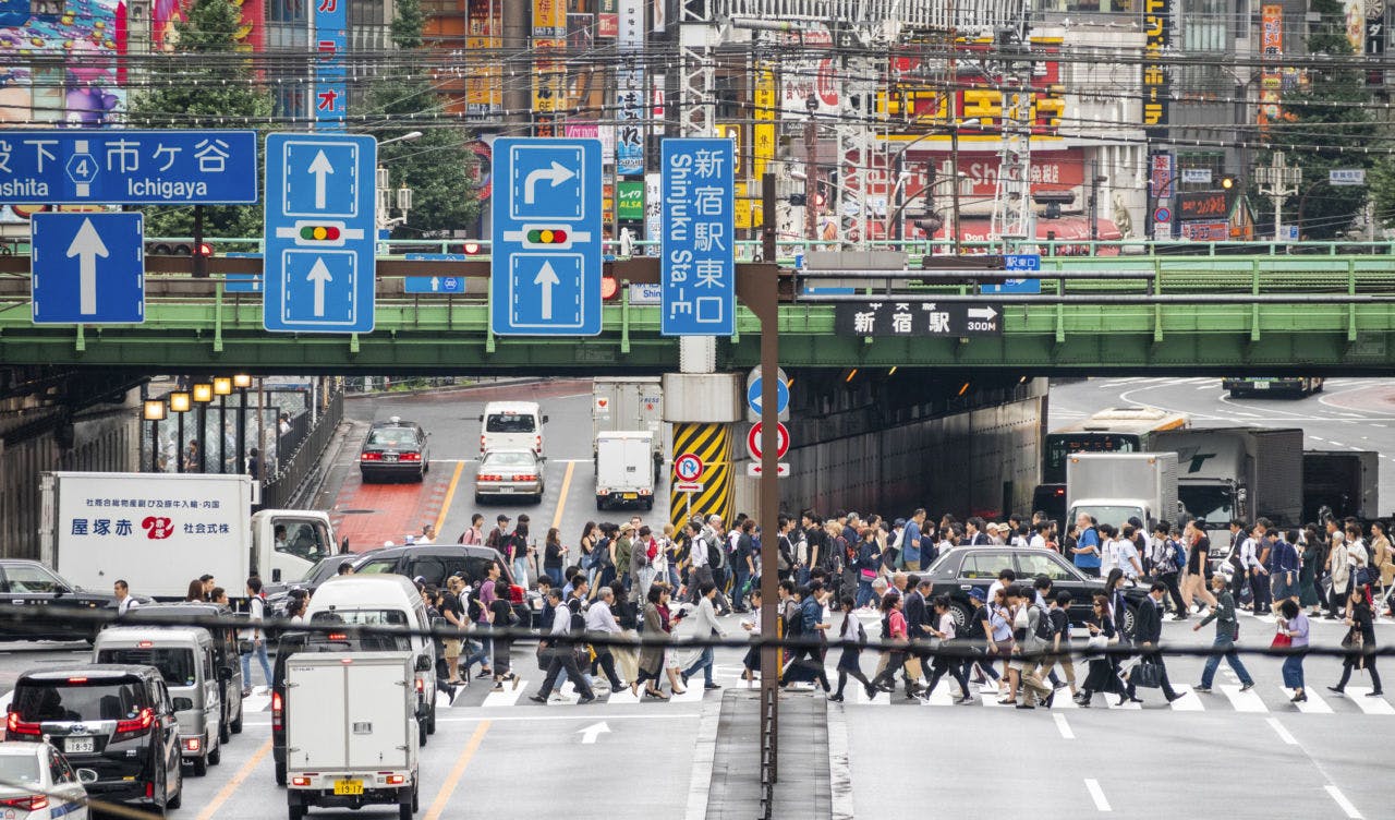 都内の道を行き交う人々