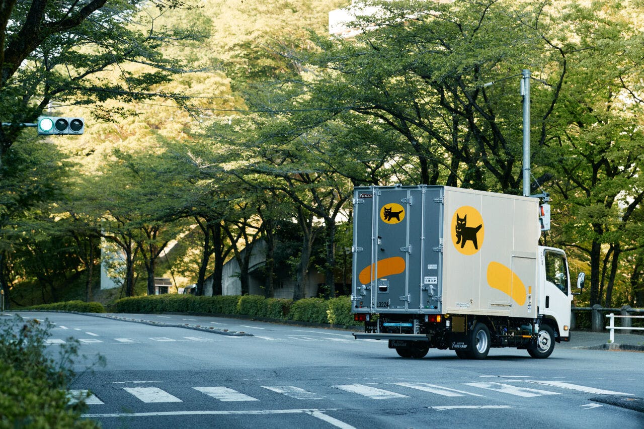 荷物を運ぶヤマト運輸のトラック