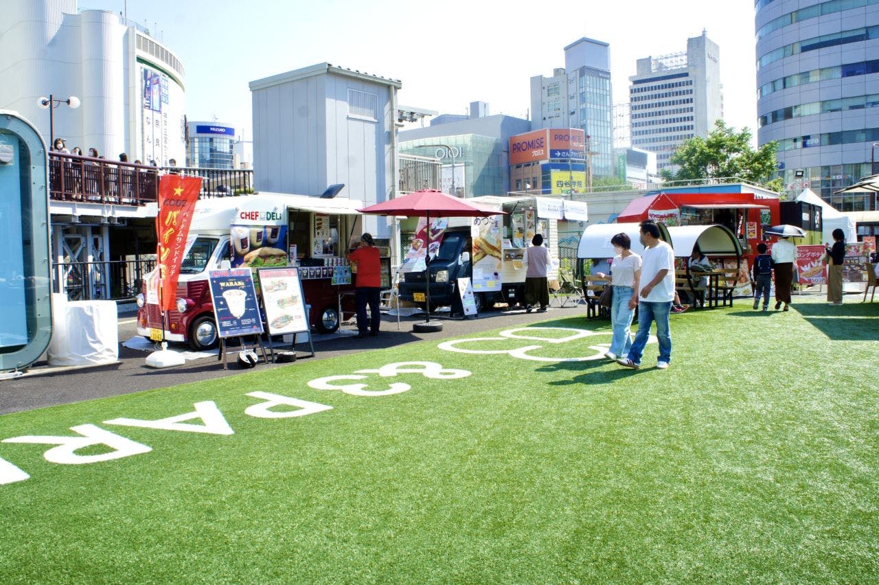 兵庫県神戸市のJR三ノ宮駅前に広がる「＆３Park」。神戸市はキッチンカーの出店に助成金も出す。メロウでは2024年5月末までに地方都市における登録車数1000台を目指す