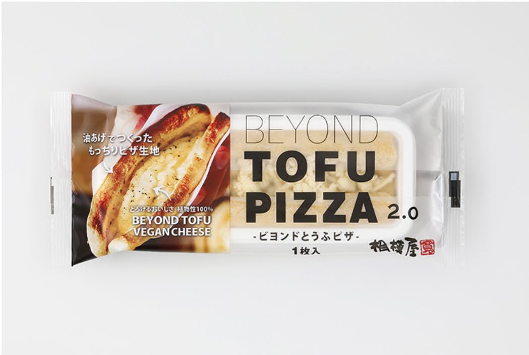 　2022年3月に発売された「BEYOND TOFU PIZZA 2.0」。小麦と乳製品不使用で、自由にトッピングが楽しめる商品です。