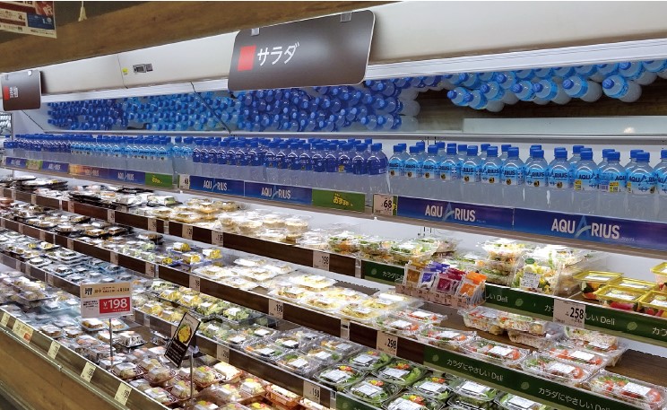 西友の総菜売場に並ぶ「アクエリアス」