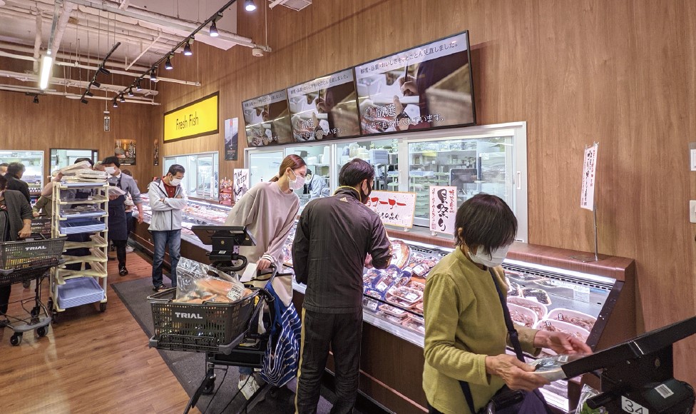 スマートカートを使って買い物をするトライアルの買い物客