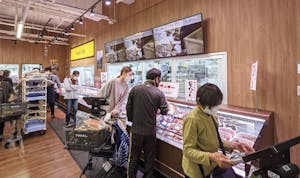 スマートカートを使って買い物をするトライアルの買い物客