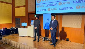 会見を行うローソン竹増貞信社長とAVITACEO石黒浩CEO。