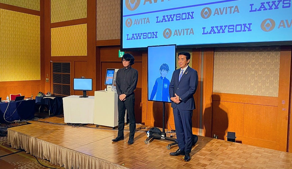 会見を行うローソン竹増貞信社長とAVITACEO石黒浩CEO。