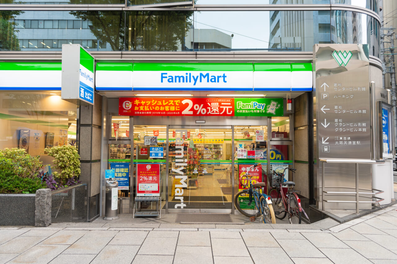 ファミリーマートの外観２