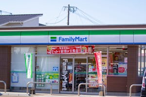 ファミリーマートの外観4