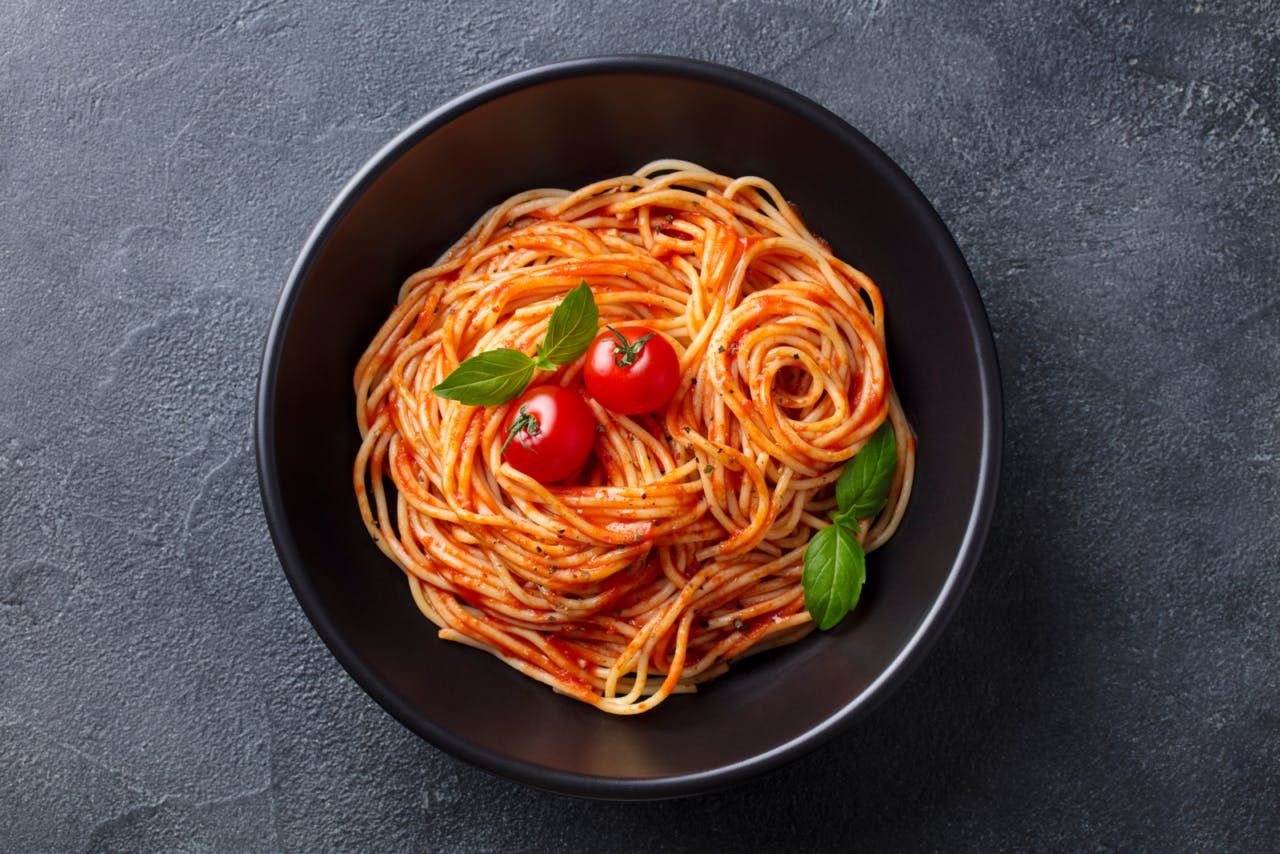 「小林生麺」のグルテンフリーヌードルを使用したトマトパスタ。写真提供／小林生麺