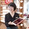 メガネの田中チェーンのお客の顔立ちに合ったメガネを提案できる「印象分析アプリ」を使った接客の様子