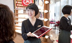 メガネの田中チェーンのお客の顔立ちに合ったメガネを提案できる「印象分析アプリ」を使った接客の様子