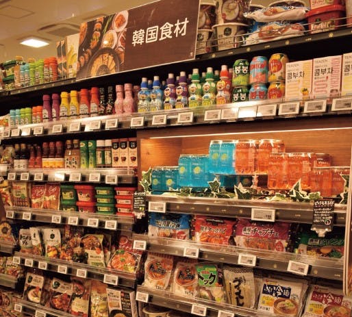 ライフ西荻窪店の人気の高い輸入調味料などを幅広く展開する専用コーナー