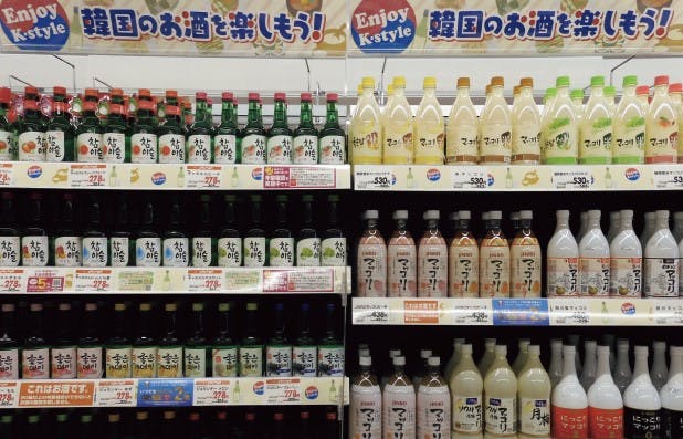 イオンスタイル毛呂山の韓国焼酎やマッコリなど、シリーズ商品の多様なフレーバーを打ち出す専用コーナー