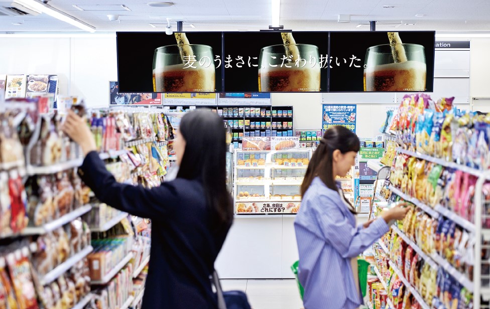 ファミリーマートのディスプレーを横に3つ並べた大型デジタルサイネージ