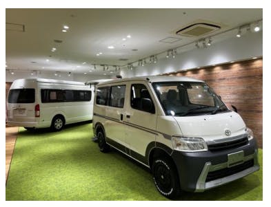 キャンピングカー販売店「GRAN CAMPER Tokyo」店内に搬入されたLibero リベロ（手前）