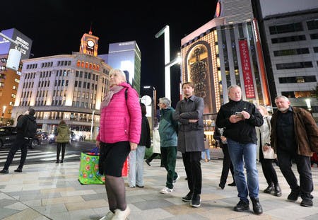 銀座の街を歩く外国人