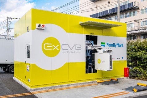 ファミマが実証実験に使用するバッテリー交換式の小型EVトラックのバッテリー交換ステーション