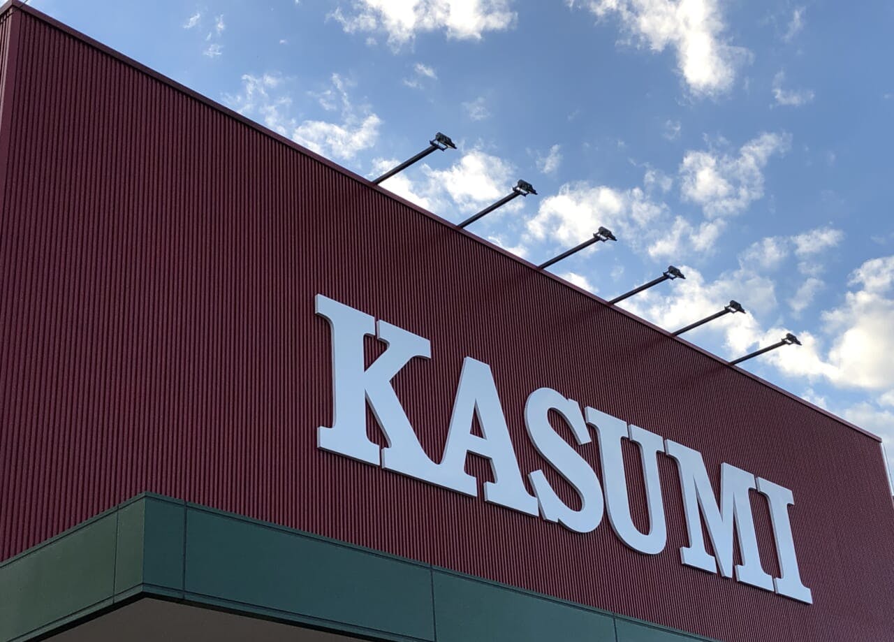 カスミKASUMI　外観ロゴ