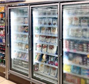 ローソンの冷凍食品が並ぶリーチインケース