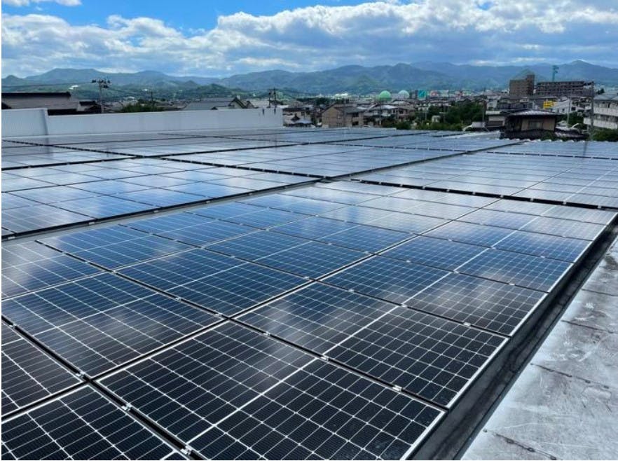 ヤマガタデザインがモーズの屋根に設置した太陽光発電設備