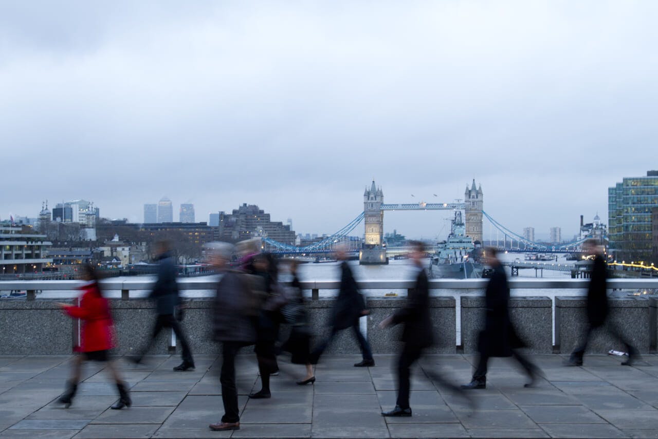 ロンドンの街を歩く人々