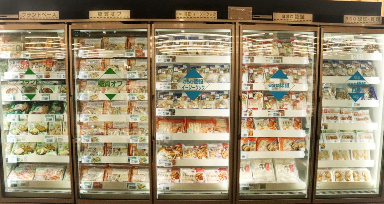 冷凍コーナーにはオーガニック商品やプラントベースフードなどが揃う。