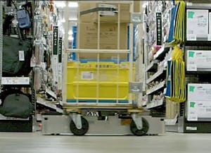 営業終了後のカインズの店内でカゴ車を配送するロボットの様子