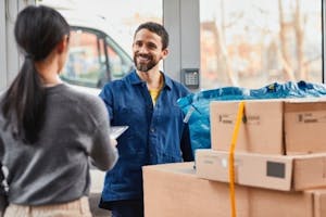 イケアの受取センターで商品を受け取る様子