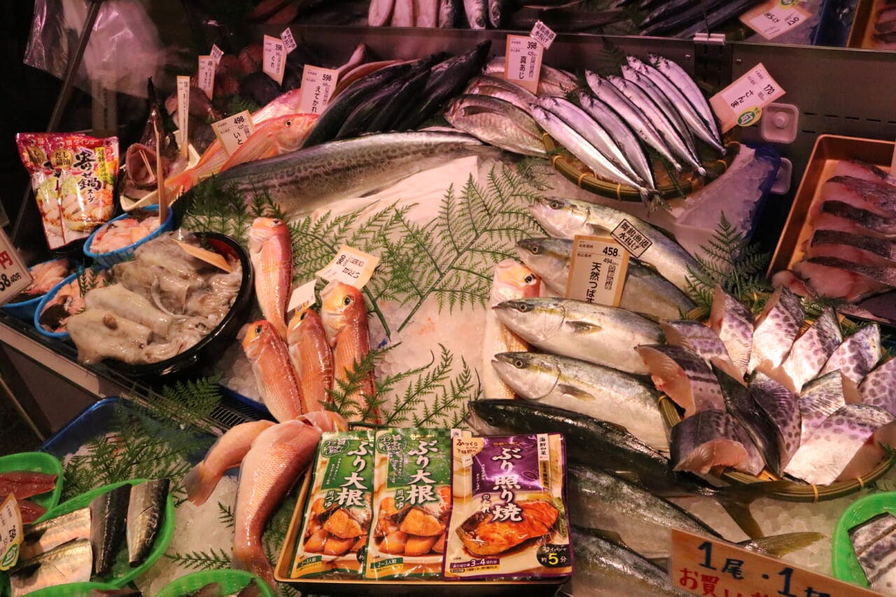 舞鶴漁港から仕入れた丸魚が並ぶ鮮魚コーナー