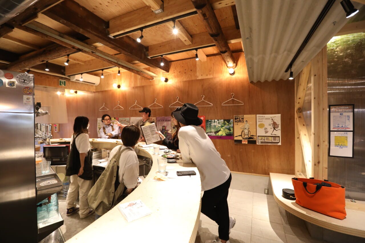 大阪・裏難波にオープンした、ハードサイダーのスタンド酒場「schwa2（シュワシュワ）」。周辺の競合店は40代前後を集客するが、同店は20代〜30代が多数。約20坪で客単価は2000円〜3000円。月商1000万をめざす