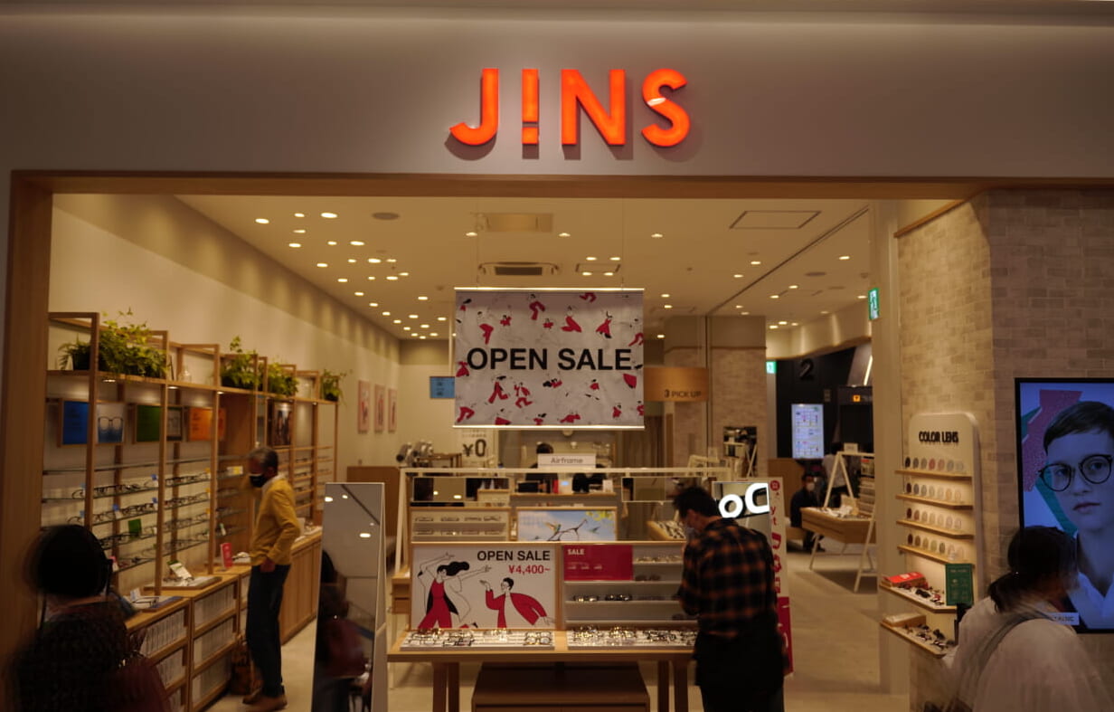 縮小マーケットで勝ち残るのはどの企業？ メガネ専門店チェーン