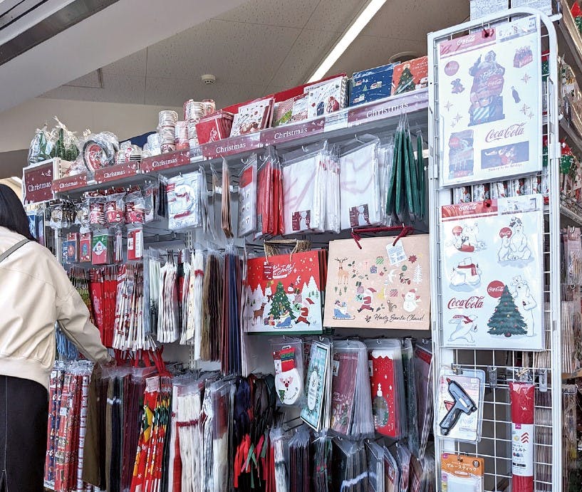 DAISO 人形町駅店のクリスマスグッズが集積されたコーナー