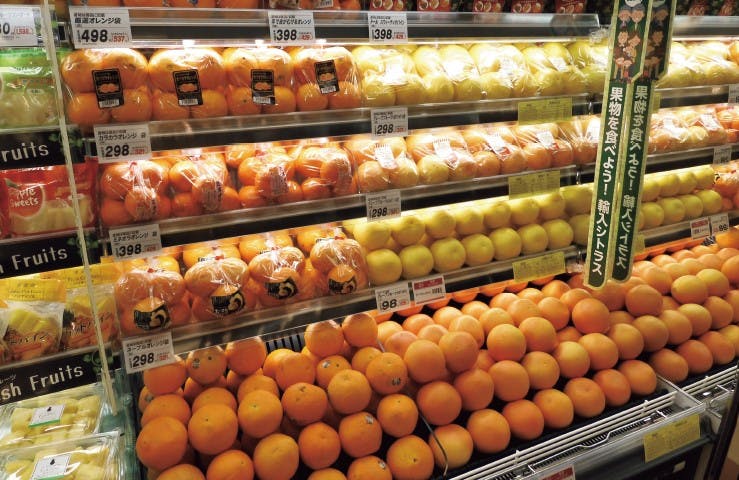 フルーツコーナー全体で「果物を食べよう ! 」と訴求。その一部にオレンジやグレープフルーツなどの、輸入シトラスを集約したコーナーを展開する／カスミ大網店