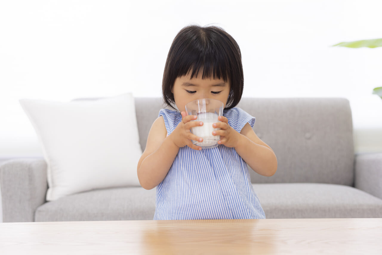 のむヨーグルトを飲む子供